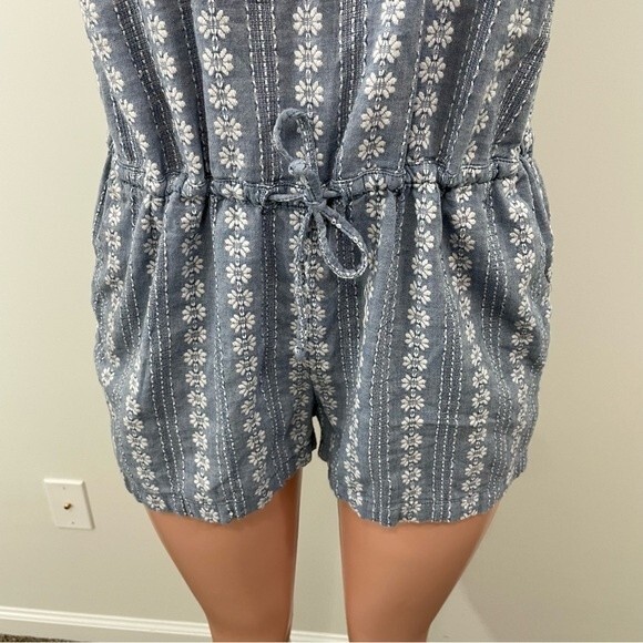 Madewell Chambray Blue Romper with White Embroidered Flowers Size SMALL - Picture 6 of 9